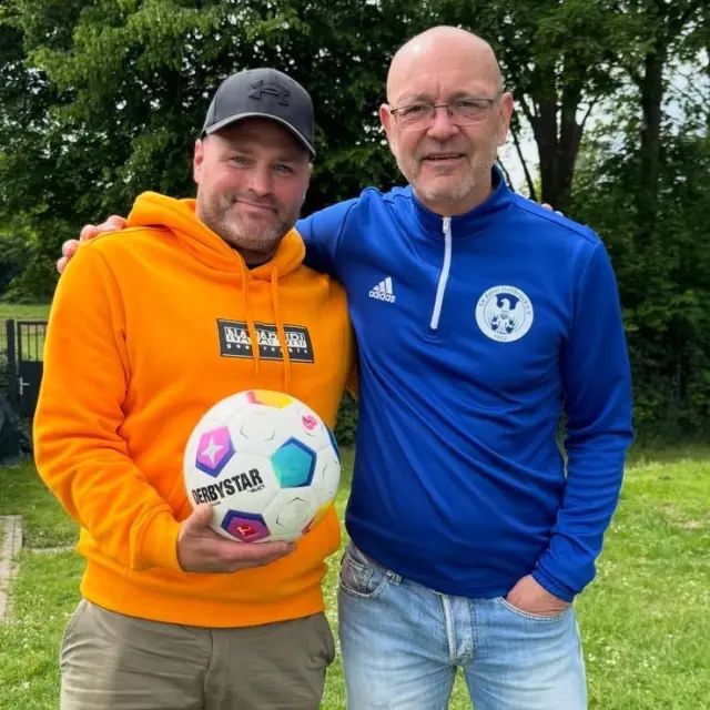 Marcel Kersten und Stephan Müller bei der Übergabe der Bälle