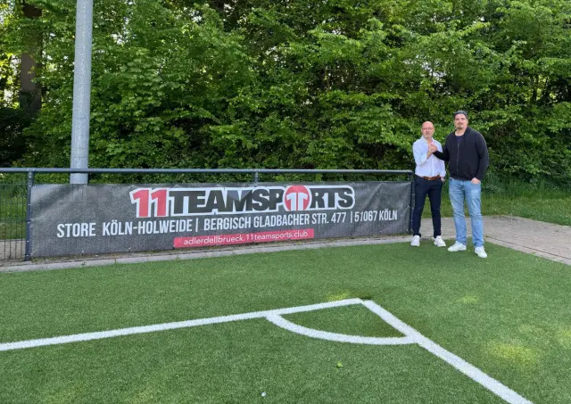Frederic Löhe von 11 teamsports und Geschäftsführer Stephan Müller besiegeln eine hoffentlich erfolgreiche Zukunft.