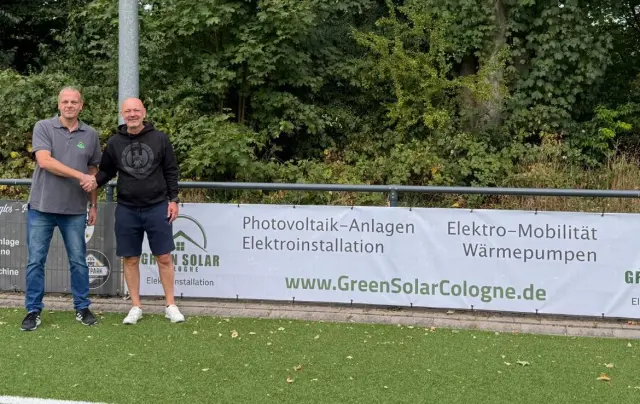 Geschäftsführer Stephan Müller (re) mit Inhaber Dirk Becker (li) vor der neuen Werbebande.