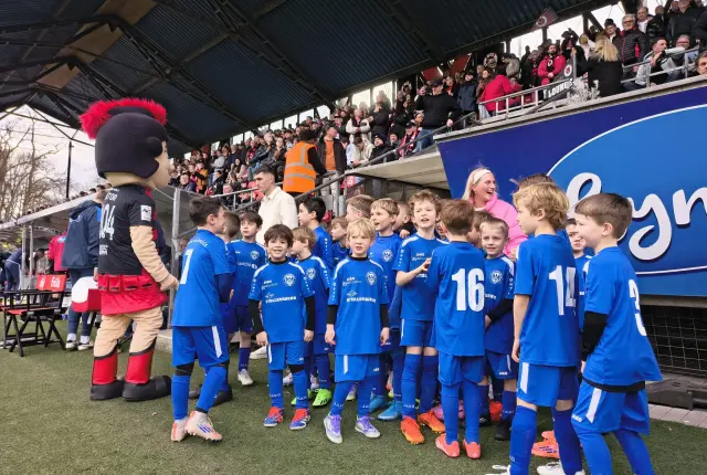 Adler-Spieler Einlaufkinder bei Viktoria Köln