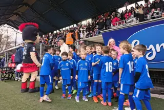 Adler-Spieler Einlaufkinder bei Viktoria Köln