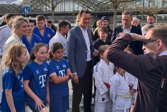 Neue U11 der Mädchen bei Pressetermin mit Hendrik Wüst