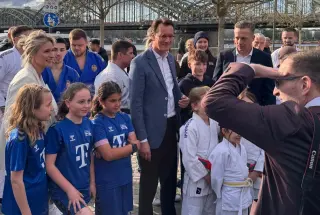 Neue U11 der Mädchen bei Pressetermin mit Hendrik Wüst